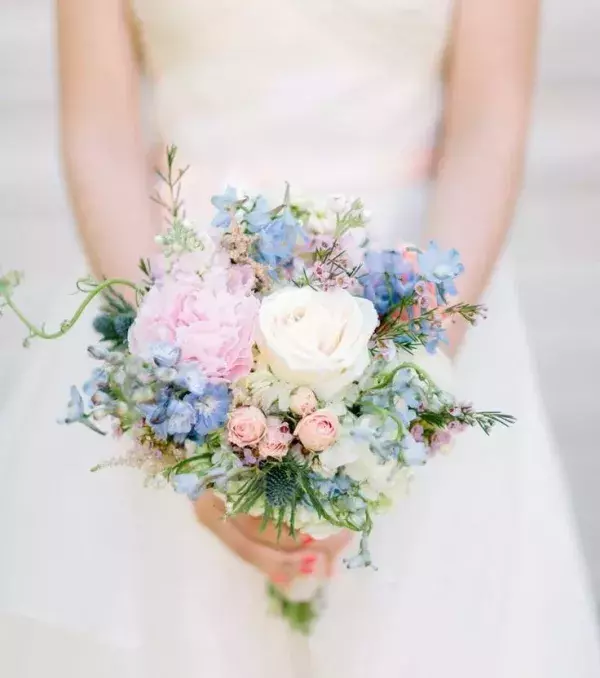 Bridal bouquets: pastel colours with wild flowers