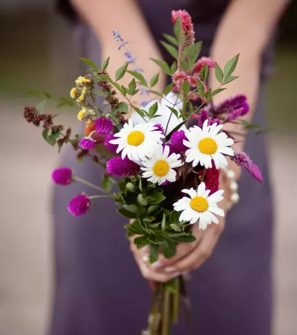 Bridal bouquets: a simple wildflower bouquet