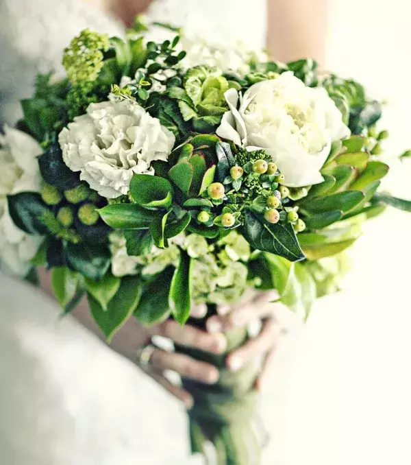 Bridal bouquets: white flowers go well with greenery