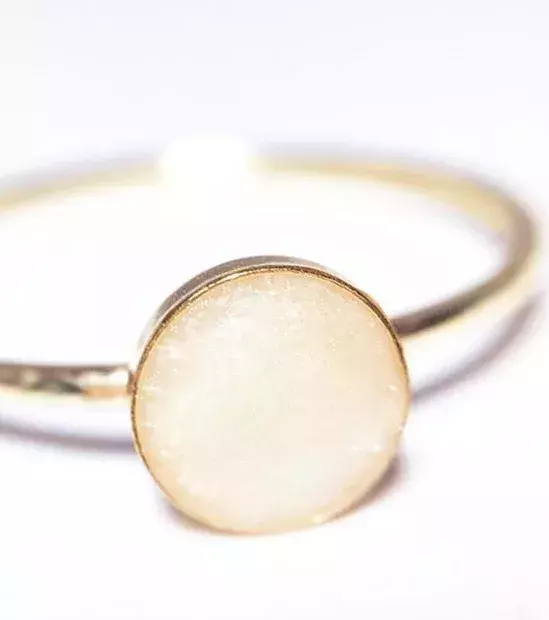 An extraordinary bracelet with a simple circular design